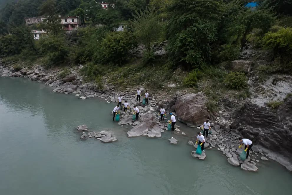 Volunteers cleaning along the banks of the Ganga